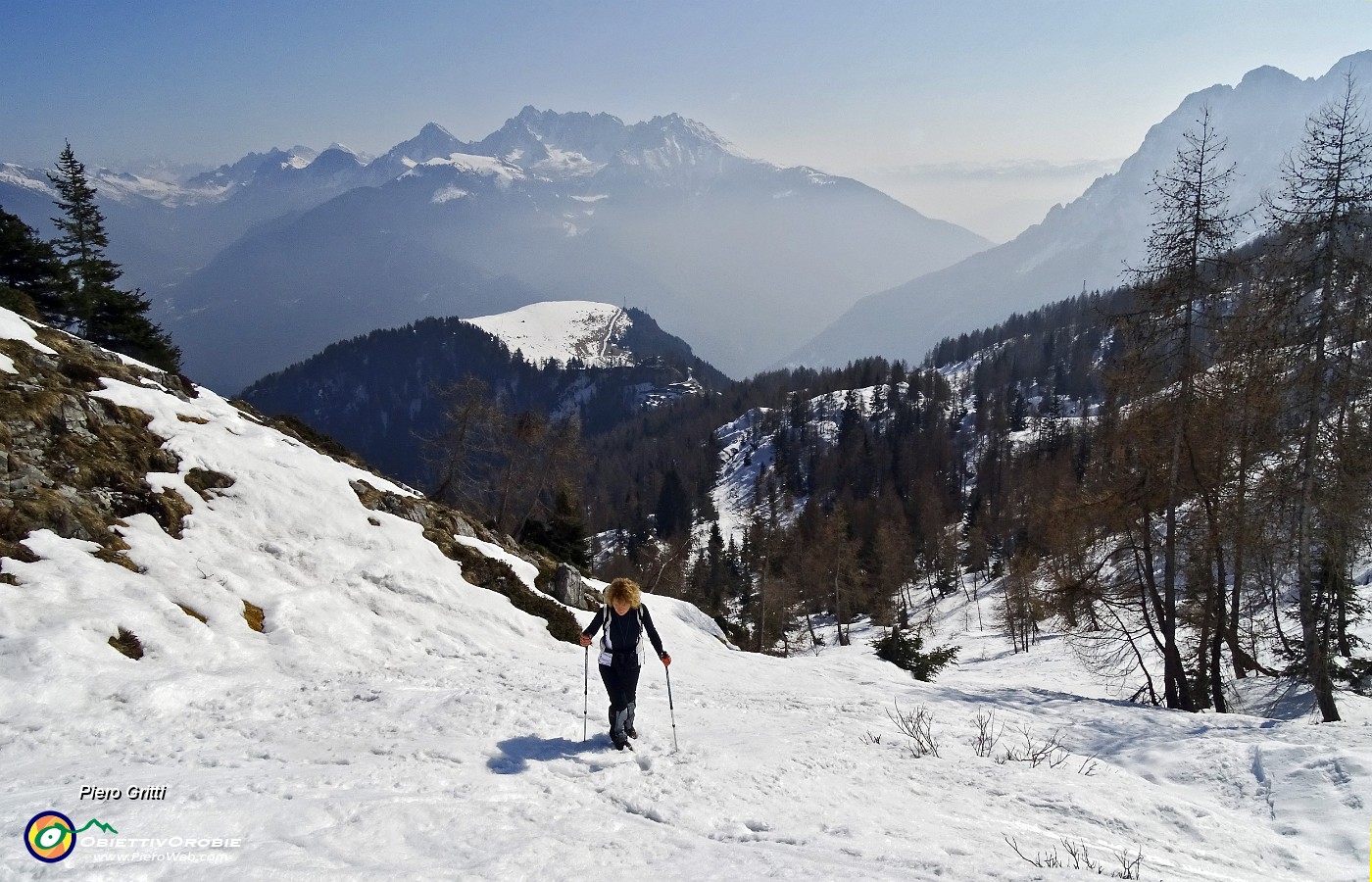 26 Pizzo Camino, Sossino e verso il Cimon della Bagozza.JPG -                                